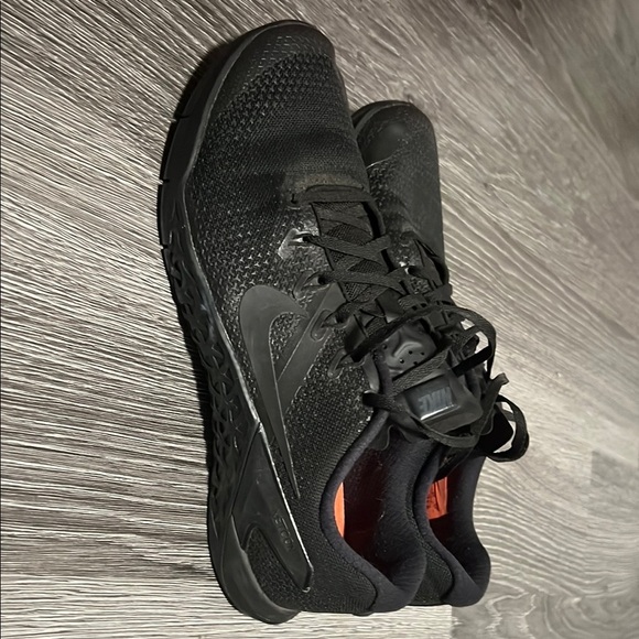 Nike Black Sneakers Modern Design Breathable - Picture 2 of 6